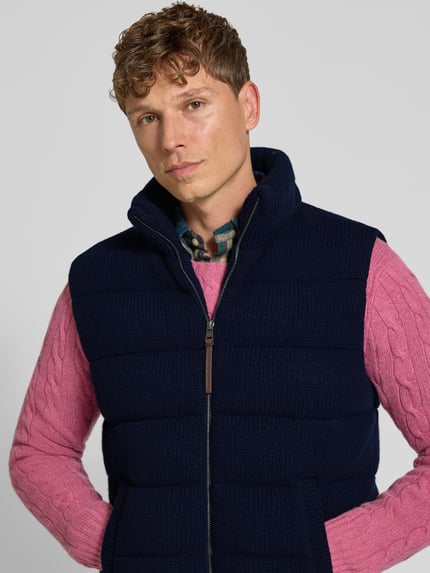 Männermodel trägt Strickjacke aus Wolle mit Stehkragen von Polo Ralph Lauren in unifarbener Strickoptik mit Struktur, Nahaufnahme Oberkörper.