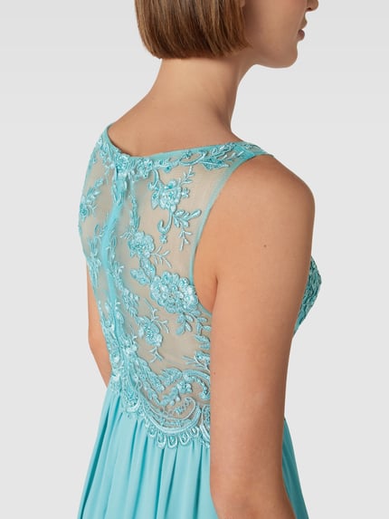 Frauenmodel trägt Regular Fit Abendkleid mit floralem Spitzenbesatz von Laona, semitransparentes Design, ärmellos, Detailaufnahme Rücken.