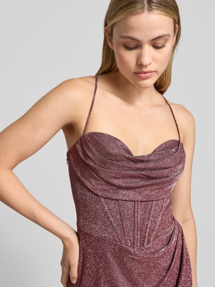 Frauenmodel trägt Abendkleid mit rückseitiger Schnürung von Luxuar, schimmernder Stoff in A-Linie, Detailaufnahme Oberkörper.