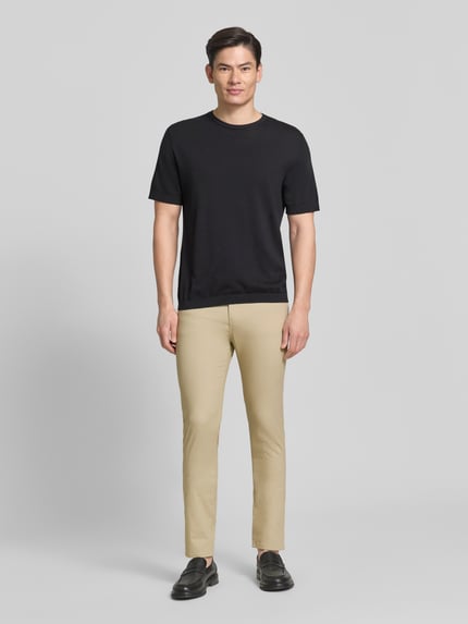 Mannelijk model draagt Slim Fit Modell Chino aus Baumwoll-Mix 'DELAWARE5' van BOSS, beige, effen, katoenmix, labelpatch, 5-pocket, voorkant volledig zichtbaar