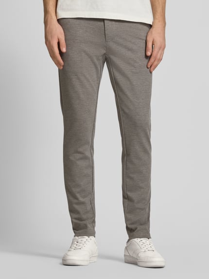Mannelijk model draagt Slim Fit Chino uit viscosemix model 'MARK' van Only & Sons, uni-look, grijs, zijzakken, voorkant, close-up onderlichaam.