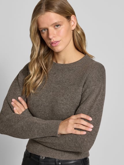 Frauenmodel trägt Strickpullover mit Rundhalsausschnitt Modell 'SLOAN' von NOISY MAY®, braun meliert, Material-Mix, Nahaufnahme Oberkörper.