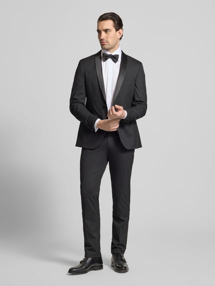 Männermodel trägt Slim Fit Business-Hemd aus Baumwolle mit Kentkragen von Seidensticker, weiß, glatte Textur, Ganzkörperansicht von vorne, Rückenlänge 77 cm, Schulterbreite 42 cm, Ärmellänge 66 cm, verdeckte Knopfleiste, Größe 40.