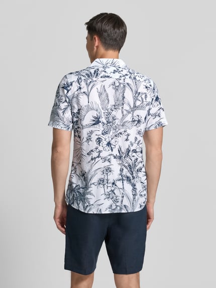 Männermodel trägt Regular Fit Freizeithemd mit Reverskragen von Lerros, Reine Baumwolle, florales Muster, 1/2-Arm, Ganzkörperansicht Rückansicht. Rückenlänge bei Größe M: 73 cm, Schulterbreite: 42 cm, Ärmellänge: 27 cm.