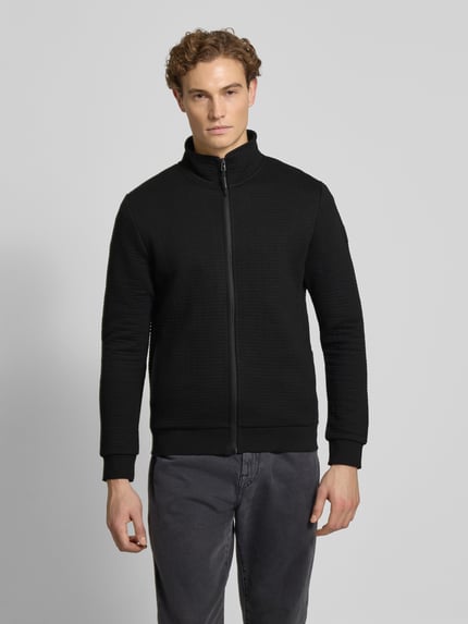 Männermodel trägt Loose Fit Sweatjacke aus Baumwoll-Mix von Tom Tailor Denim in Optik: Unifarben, mit Reißverschluss und Label-Patch, Sweat Crinkle Materialverarbeitung, Ganzkörperansicht von vorne.