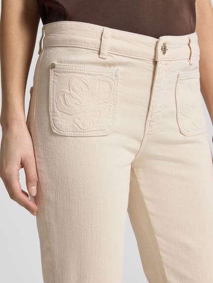 Frauenmodel trägt Flared Fit Jeans mit aufgesetzten Taschen Modell 'Ashley' von MOS MOSH, Baumwoll-Mix, cremefarben, Nahaufnahme Oberkörper.