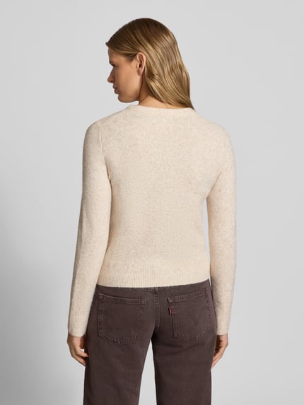 Frauenmodel trägt Slim Fit Strickjacke mit Woll-Anteil Modell 'Sia' von Topshop in Beige, Rippenstruktur, Langarm, Rückenansicht.