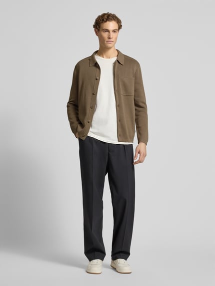 Männermodel trägt Regular Fit Strickjacke aus reiner Baumwolle von Marc O'Polo, Optik: Unifarben, Feinstrick, Vorderansicht, Ganzkörperansicht von vorne.