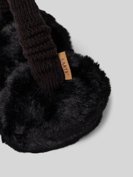 Produktfoto, Ohrenwärmer mit Kunstfellbesatz Modell 'Plush Earmuffs' von Barts in Schwarz mit weicher Textur vor grauem Hintergrund. Damen Mütze von Barts