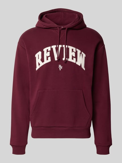Produktfoto, Relaxed Fit Hoodie aus Baumwoll-Mix mit Logo-Stickerei von REVIEW in dunklem Rot, Kängurutasche, gerippte Abschlüsse, Vorderansicht