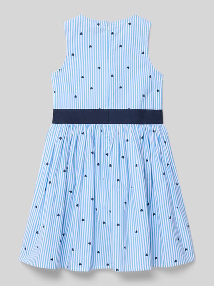 Produktfoto, Regular Fit Kleid im ärmellosen Design von Blue Seven z bawełny, okrągły dekolt, wszyty zamek błyskawiczny, plisowana faktura, długość tyłu w rozmiarze 116: 67 cm