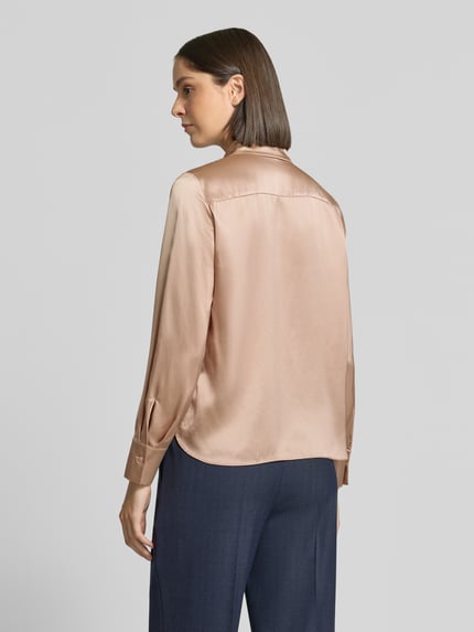 Frauenmodel trägt Regular Fit Hemdbluse aus reiner Seide von Luisa Cerano in Beige mit Langarm und Hemdblusenkragen, Rückenansicht, Ganzkörperansicht Rückansicht.