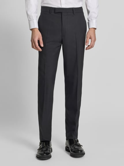 Männermodel trägt Regular Fit Business-Hose aus Schurwolle mit Bundfalte von CINQUE, unifarben, Struktur, Nahaufnahme Oberkörper