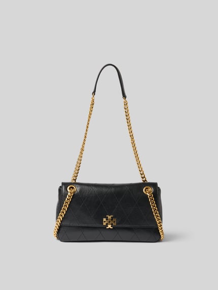 Produktfoto, czarna Shoulder Bag in Stepp-Optik von Tory Burch, z efektem pikowania, detal z logo, pasek na ramię z efektem łańcuszka, główna przegroda z klapką, przegródka zapinana na zamek błyskawiczny wewnątrz, szerokość w rozmiarze 1: 22 cm, długość w rozmiarze 1: 13 cm, głębokość w rozmiarze 1: 8 cm