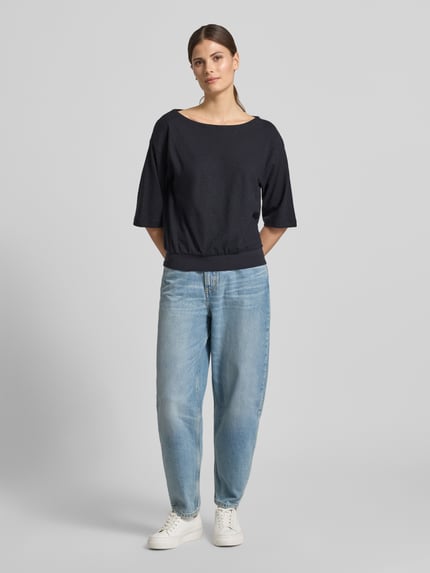 Vrouwenmodel draagt Relaxed Fit T-shirt uit hennep-mix van Lanius, dames T-shirt met katoenmix, elastische band, halflange mouwen, ruglengte maat 36: 53 cm, donkere kleur, eenvoudige textuur, relaxed fit, ganzkörperaanzicht van voren.