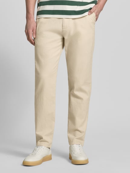 Männermodel trägt Relaxed Fit Hose aus Leinen-Baumwoll-Mix von s.Oliver RED LABEL, Optik: Unifarben, Materialverarbeitung Webware, Ganzkörperansicht von vorne.