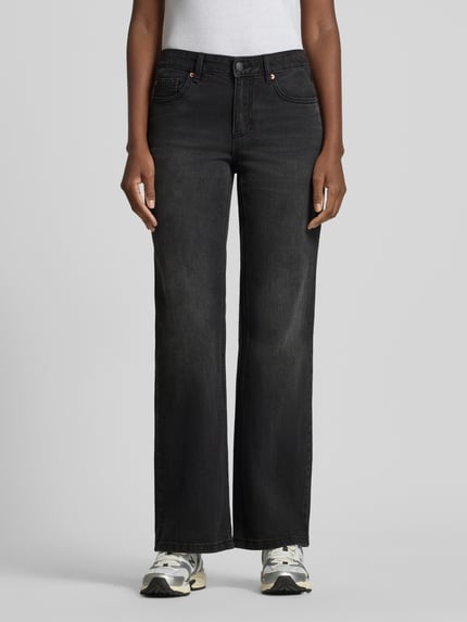 Kobiece model nosi czarne jeansy bootcut z mieszanki bawełny Model 'ASTA' od Vero Moda, denim, 5 kieszeni, splot twill, widok z przodu, całe ciało