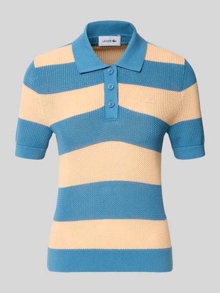 Produktfoto, Regular Fit Poloshirt aus reiner Baumwolle von Lacoste, gestrickte Struktur, breite blaue und beigefarbene Streifen, Polokragen, kurze Knopfleiste, Logo-Patch, kurzarm, gerippte Abschlüsse.