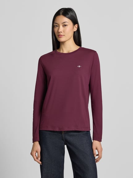 Vrouwenmodel draagt regular fit shirt met lange mouwen van puur katoen in donkerrood, Regular Fit Langarmshirt aus reiner Baumwolle van GANT, dames, voorkant, Ganzkörperansicht von vorne.