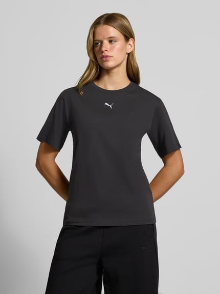 Kobiece model prezentuje Relaxed Fit T-Shirt aus reiner Baumwolle od PUMA, damski t-shirt w kolorze czarnym, struktura gładka, widok całej sylwetki z przodu.