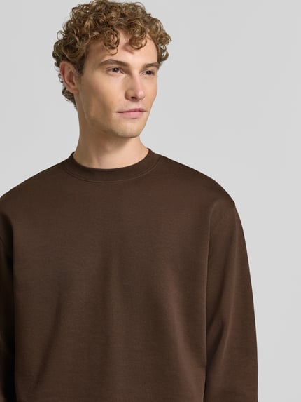 Männermodel trägt braunen slim fit pullover aus pure katoen 'TOM' van Selected, effen structuur, heren sweatshirt, nahaufnahme oberkörper