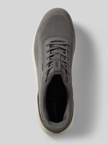 Produktfoto, Slip-on-Sneaker mit profilierter Sohle Modell 'SPHERICA' von Geox in Grau, abgerundete Spitze, Schlupfform, strukturierte Mesh-Optik, Absatzhöhe: 5 cm, Schafthöhe: 8 cm, Schaftweite: 7 cm, Draufsicht