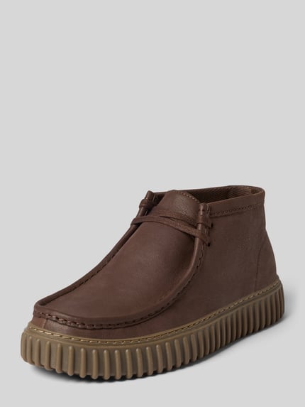 Produktfoto, Boots aus Leder Modell 'Torhill' von Clarks in Braun mit genarbter Struktur, abgerundeter Spitze, Schnürung und Profilsohle. Echtes Leder, Absatzhöhe 4 cm, Schafthöhe 9 cm, Schaftweite 10 cm, neutraler Hintergrund.
