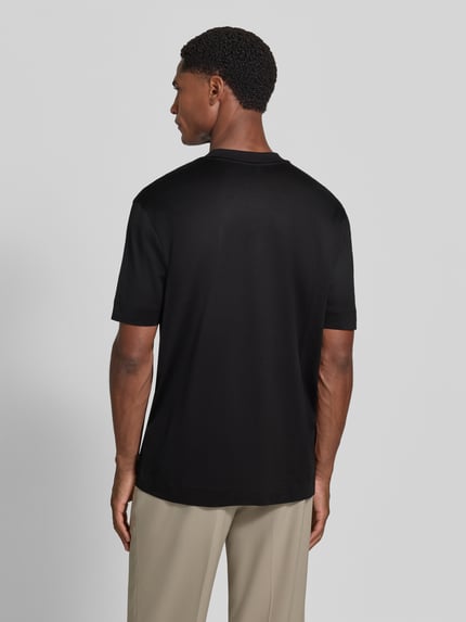 Männermodel trägt T-Shirt mit Label-Print von Emporio Armani, Schwarz, glatte Textur, gerader Schnitt, Rückenansicht, Herren T-Shirt, KI-modifiziertes Bild