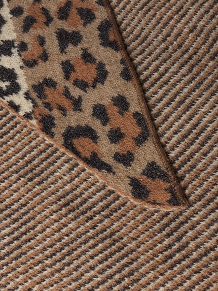 Produktfoto, Tuch in Strick-Optik Modell 'Leo' von Kurt Beines, Animal-Print in Braun, Beige und Schwarz, strukturierte Textur