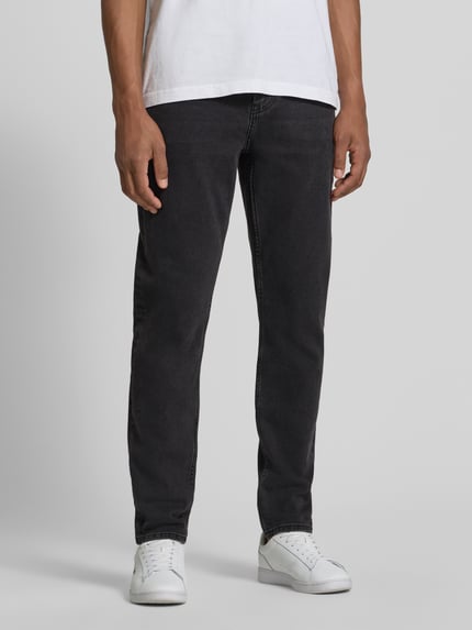 Männermodel trägt zwarte straight jeans uit katoen-lyocellmix, Straight Fit Jeans aus Baumwoll-Lyocell-Mix Modell 'AARJO TARPA' van ARMEDANGELS, heren, Ganzkörperansicht von vorne