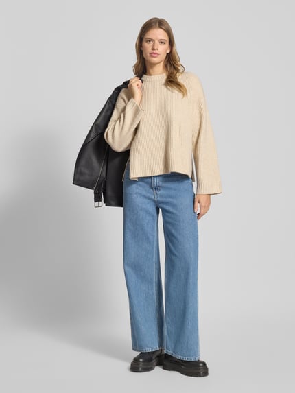 Vrouwenmodel draagt oversized gebreide trui met geribde boorden, ronde hals, JJXX Mengwol, beige, model 'SIGGA', volledig lichaam van voren.