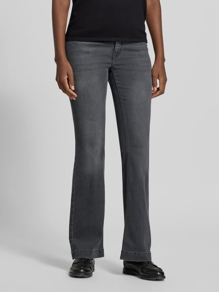 Frauenmodel trägt Bootcut-Jeans aus Baumwoll-Mix Modell 'DREAM BOOT' von MAC in Dunkelgrau, Damen Bootcut-Jeans von MAC, Ganzkörperansicht von vorne.
