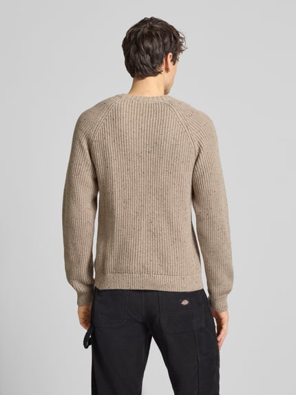 Männermodel trägt Regular Fit Strickpullover aus Baumwoll-Mix mit Woll-Anteil Modell 'LITUS' von Only & Sons in beigefarbener Melangeoptik, Grobstrick-Struktur, Rundhalsausschnitt und Raglanärmeln, Ganzkörperansicht Rückansicht.