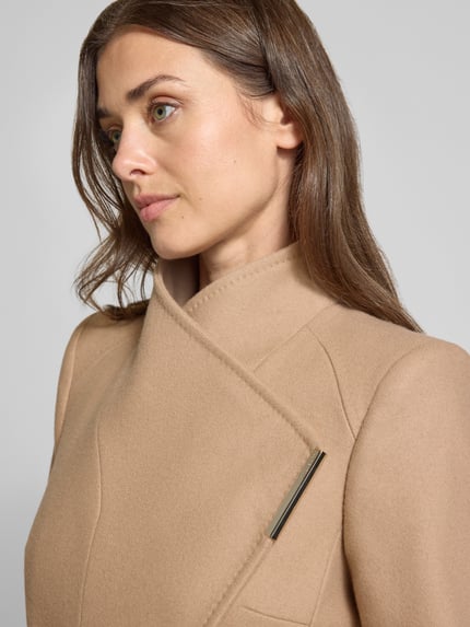 Vrouwenmodel draagt Kurzmantel aus Woll-Mix mit Bindegürtel Modell 'ROSESS' van Ted Baker in beige, zachte textuur, labeldetail, nahaufnahme bovenlichaam. Regular fit, kasjmiermix, opstaande kraag, dames jas.