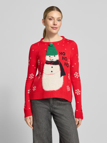 Frauenmodel trägt Pullover mit flauschigem Schneemann-Motiv von VERO MODA, mehrfarbig, Strickoptik, Motiv-Print, Ganzkörperansicht von vorne.