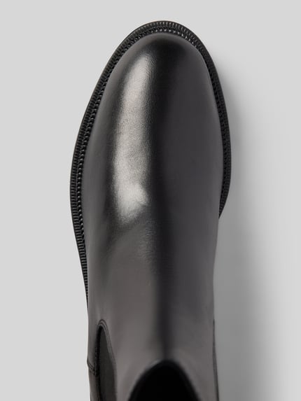 Productfoto, zwarte chelsea boots van rundleer met gladde textuur, productnaam Chelseas uit echt rundleer van Tamaris