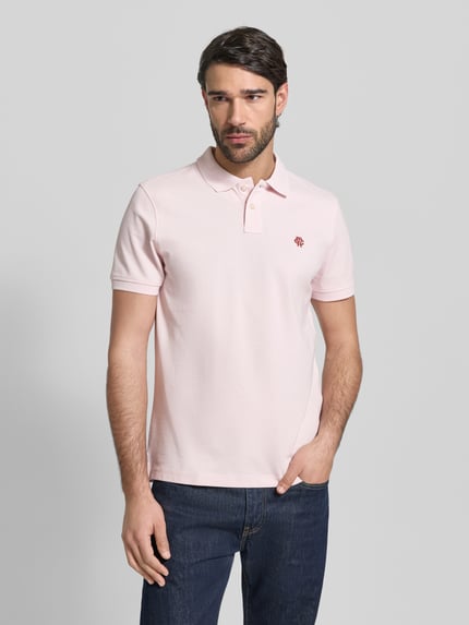 Männermodel trägt Slim Fit Poloshirt mit Logo-Stitching von MCNEAL in Rosa, kurze Ärmel, Polokragen, reine Baumwolle, Ganzkörperansicht von vorne.
