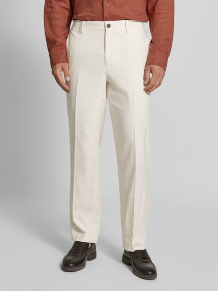 Männermodel trägt cremefarbene Regular Fit Anzughose aus Leinen-Baumwoll-Mix Modell 'RAFA' von Selected, Herren Anzughose, Nahaufnahme Oberkörper.