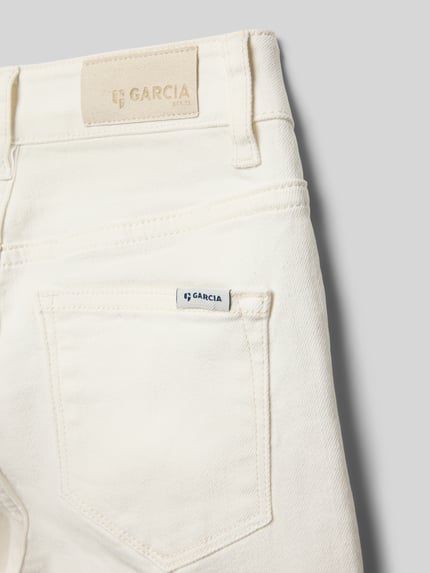 Produktfoto, Wide Leg Jeans mit Eingrifftaschen Modell 'Annemay' von Garcia, bawełniany materiał ze stretchem, kolor kremowy, z tyłu kieszenie, Szerokość w rozmiarze 140: 29 cm, długość nogawki wewnętrznej: 66 cm