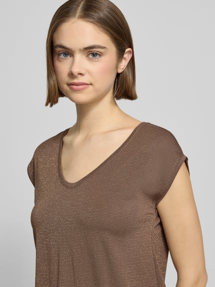 Frauenmodel trägt Regular Fit Shirt aus Viskose-Mix Modell 'BILLO' von Pieces, schimmernd, gestreift, Label-Stitching-Applikation, Nahaufnahme Oberkörper.