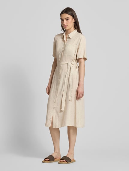 Vrouwenmodel draagt Figurümspielendes Freizeitkleid aus Viskose-Leinen-Mix Modell 'PIA' van Pieces, effen beige, midi-lengte, v-hals, knoopsluiting, korte mouw, borstzak, flammé garen, losvallende fit, voorkant volledig zichtbaar, volledige lichaamsopname.