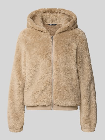 Produktfoto, Regular Fit Teddyjacke mit Kapuze Modell 'NEWANNA' von ONLY in beige mit weicher, flauschiger Textur vor grauem Hintergrund. Damen Sweatjacke von ONLY