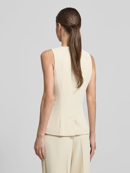 Frauenmodel trägt Weste mit Rundhalsausschnitt und Paspeltaschen von V by Vera Mont in Beige, Material-Mix mit Stretch, Regular Fit, Ganzkörperansicht Rückansicht.