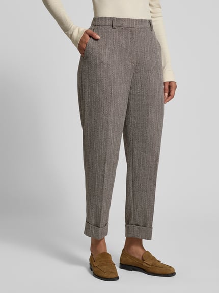 Frauenmodel trägt Stoffhose mit französischen Eingrifftaschen von Jake*s Collection, Material-Mix mit Viskose-Anteil, Gerader-Schnitt, Bundfalten, Ganzkörperansicht von vorne.