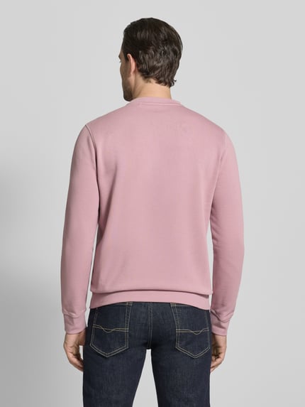 Männermodel trägt Regular Fit Sweatshirt aus reiner Baumwolle Modell 'WESTART' von BOSS Orange, Optik: Unifarben, Ganzkörperansicht Rückansicht.
