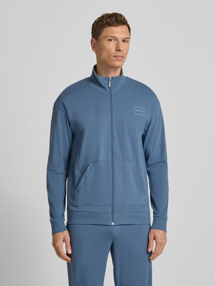 Mężczyzna model nosi Regular Fit Sweatjacke aus Baumwoll-Mix Modell 'LAZE ZIP' od HUGO w jednolitym niebieskim kolorze, z przodu widok całej sylwetki.
