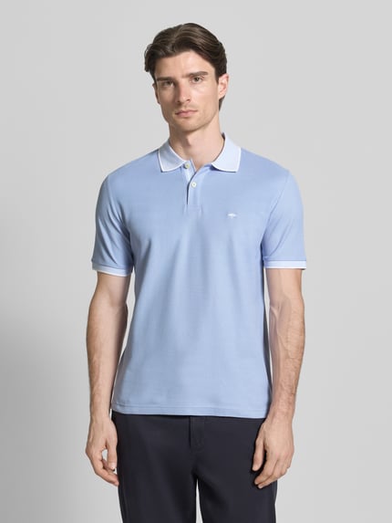 Männermodel trägt Modern Fit Poloshirt mit Stitching van Fynch-Hatton in lichtblauw, katoen, polokraag, knoopsluiting, vooraanzicht bovenlichaam