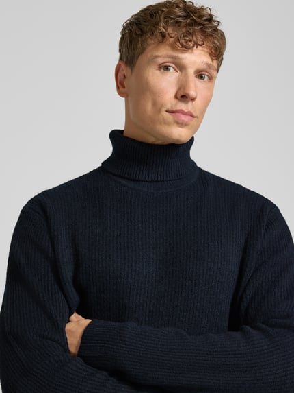Mannelijk model draagt Strickpullover in Ripp-Optik met col van Lindbergh, regular fit, donkerblauw, ribtextuur, close-up bovenlichaam.