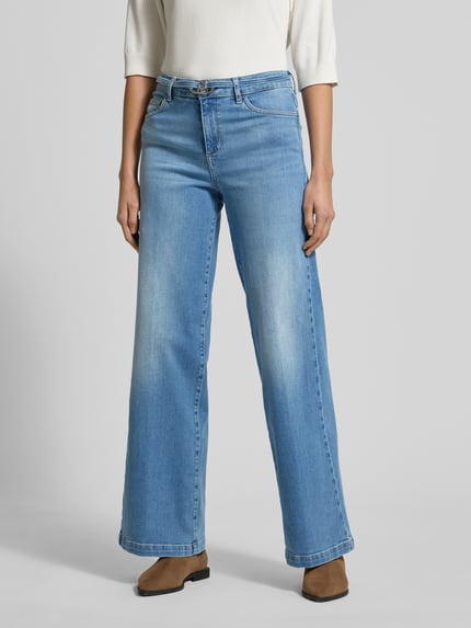Frauenmodel trägt Flared Jeans mit 5-Pocket-Design von Liu Jo White aus blauem Baumwoll-Mix mit Stoffgürtel, Ganzkörperansicht von vorne.