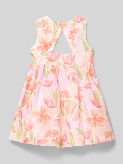 Mädchen trägt Kleid im Allover-Look mit Schleifen-Applikation von Mayoral, pastellfarbene Blumen, Leinen-Mix, Ganzkörperansicht Rückansicht.